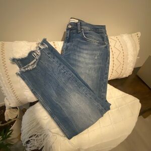 Zara Frayed Hem Cropped Blue Jeans